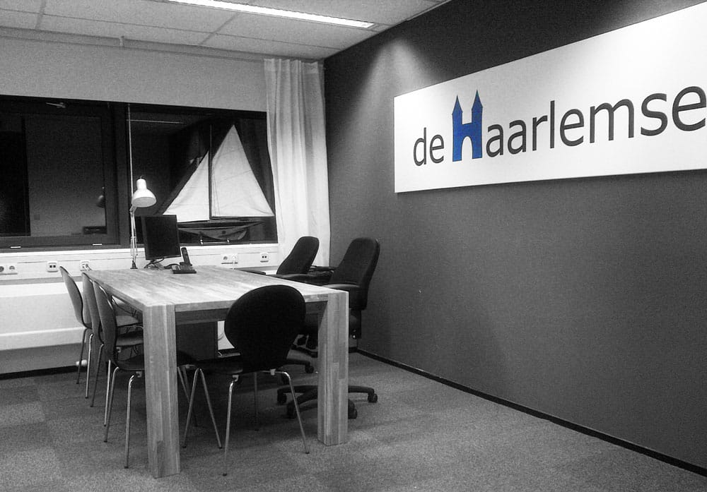 foto logo op kantoor De Haarlemse